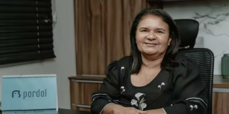 Joselma vendia picolés na feira. Hoje, a Pardal é a maior fábrica de sorvetes do CE. - Foto: reprodução O Povo