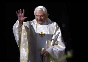 Papa emérito Bento XVI morre aos 95 anos, confirma Vaticano
