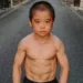 Físico musculoso de menino de 12 anos impressiona: “Mini Bruce Lee”