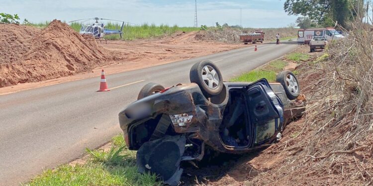 Veículo ficou com as rodas para cima, às margens da rodovia | Foto: SAMU