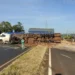 Carreta carregada com madeiras tomba na frente de unidade da PRF no Paraná