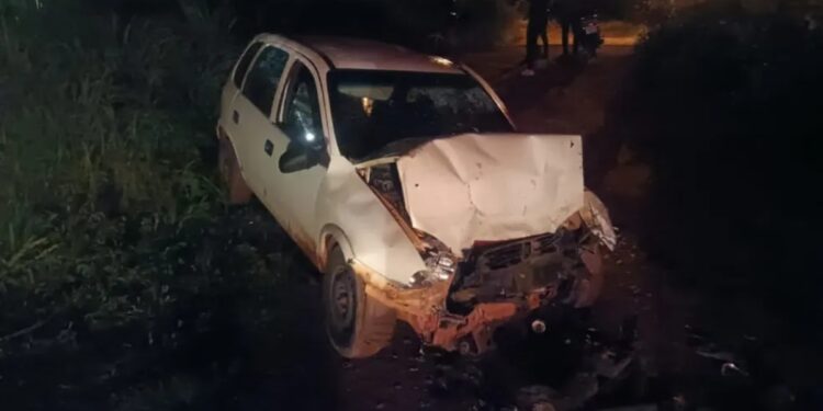 Carro com oito pessoas bate e deixa grávida e três crianças feridas (Foto: Divulgação/Corpo de Bombeiros)