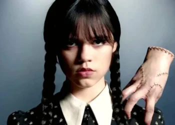 Netflix solta ‘mãozinha’ pelas ruas de Nova York para divulgar nova série ‘Wandinha’; assista