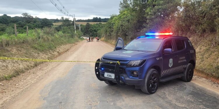Jovem foi agredida pelo namorado, que terminou assasinado e pedradas no meio da estrada. (Foto: Colaboração / Guarda Municipal de São José dos Pinhais)