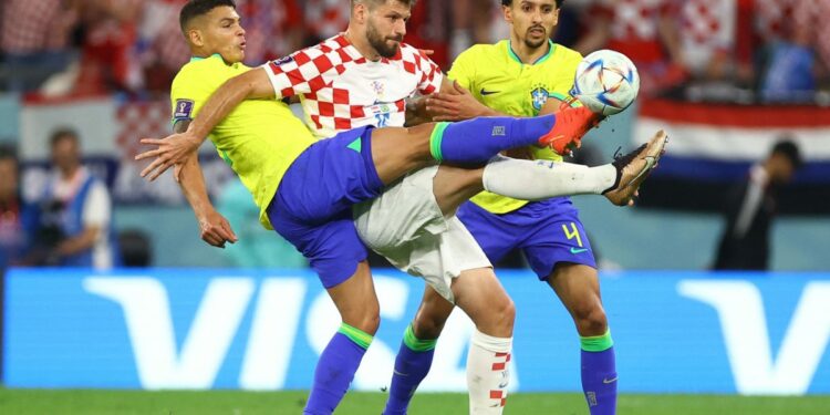 Thiago Silva e Marquinhos disputam bola com Bruno Petkovic durante partida entre Brasil e Croácia pelas quartas de final da Copa do Mundo do Catar