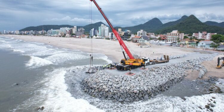 Primeiros tetrápodes começam a ser instalados no Litoral do Paraná