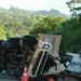 Homem morre, e duas crianças ficam feridas após caminhão tombar na BR-277