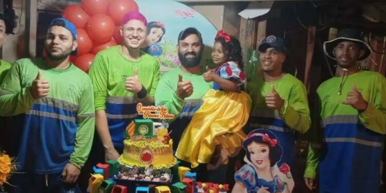 Helena é apaixonada por garis, admiração que herdou do avô já falecido. E ela comemorou a festa de 3 anos com os profissionais Cariacica - Foto: arquivo pesso