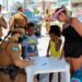 Policiais militares distribuíram mais de 17 mil pulseirinhas para crianças no Litoral
