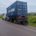 Eixo se solta e caminhão quebrado oferece risco de acidentes na PR-092
