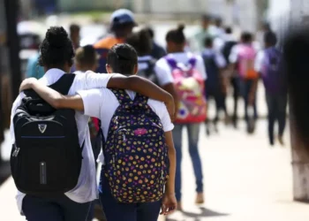 MP entra na Justiça contra desfile com crianças negras representando escravos no Paraná