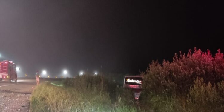Motorista morre em acidente entre ônibus de turismo e caminhonete na BR-277 (Foto: reprodução/PRF)