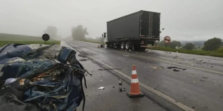 Veículo ficou completamente destruído (Foto: PRE)