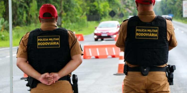 Polícia Rodoviária emitiu 449 mil autos de infração nas rodovias estaduais apenas em 2022 - Foto: SESP-PR