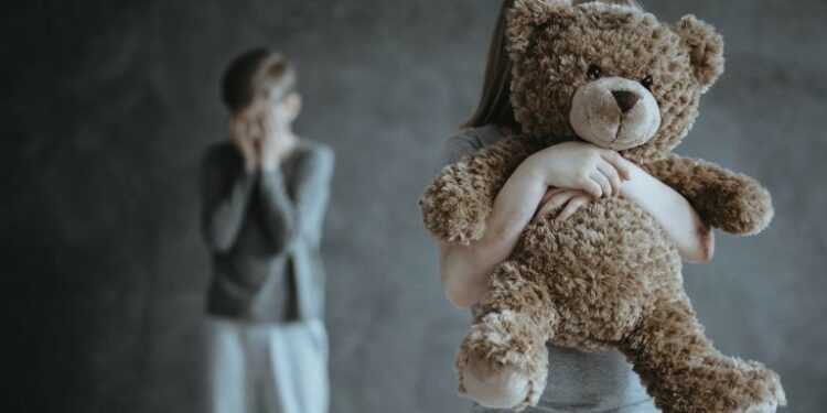 Algumas vezes o genitor acusado de abuso consegue a guarda dos filhos com a Lei da Alienação Parental - (Foto: photographee.eu/Depositphotos)