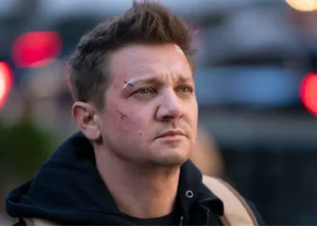 Jeremy Renner gemia de dor em ligação para a emergência após ser esmagado