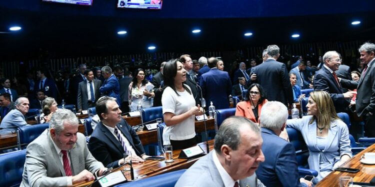 Senadora Eliziane Gama, atual líder da Bancada Feminina do Senado, faz uso da palavra durante a reunião para eleição da Mesa na quinta-feira (2) - Geraldo Magela/Agência Senado
