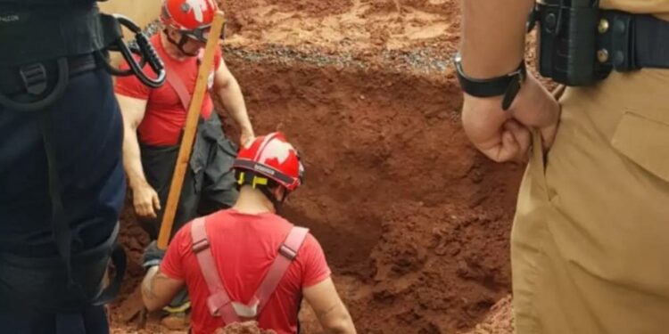 Bombeiros tentaram escavar a terra para resgatar o homem, mas ele já foi encontrado sem vida | Foto: SAMU