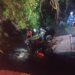 Quatro pessoas são resgatadas em rio após carro cair de ponte e capotar, no Paraná