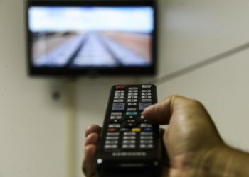 Jovens de até 24 anos veem 7 vezes menos TV aberta do que idosos
