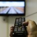 Jovens de até 24 anos veem 7 vezes menos TV aberta do que idosos