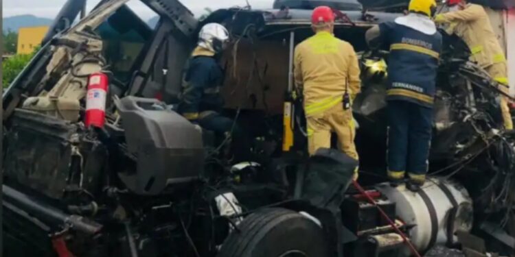 Caminhoneiro fica gravemente ferido após acidente na PR-408 no Litoral do Paraná (Foto: E Mais Litoral)
