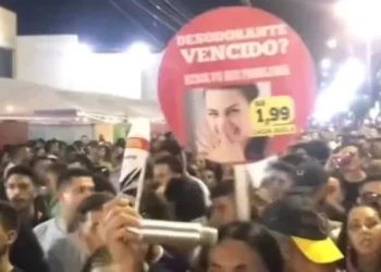 Mulher vende aplicação de desodorante a R$ 1,99 no carnaval de rua; assista