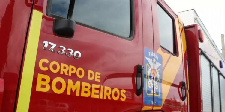 Os socorristas precisaram abrir o veículo para retirar os corpos, que ficaram presos nas ferragens | Foto: Divulgação