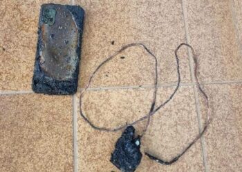 Jovem morre eletrocutado por carregador de celular enquanto dormia