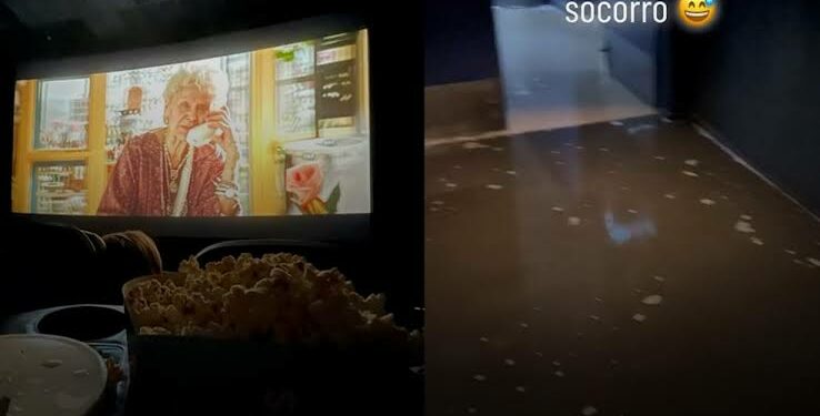 Sala de cinema que exibia 'Titanic' alaga — Foto: Instagram