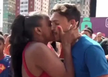 Repórter é beijado à força, alerta ser casado e mulher dispara: ‘Casado não é capado’; vídeo