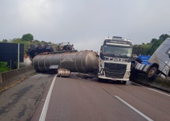Risco de explosão: Acidente entre caminhões interdita BR-277, no Paraná