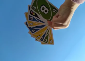 Criadores do jogo afirmam que não é necessário gritar ‘UNO’ na última carta e resposta volta a viralizar