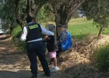 Mãe finge jogo e abandona filha com os olhos vendados em estrada