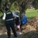 Mãe finge jogo e abandona filha com os olhos vendados em estrada