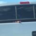 Motorista vê sinal de socorro na carroceria de carro e salva homem de sequestro. Herói!