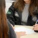 Mulheres vítimas de violência poderão ganhar aparelho para sinalizar emergência
