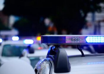 Menina de 3 anos encontra arma e mata irmã mais velha