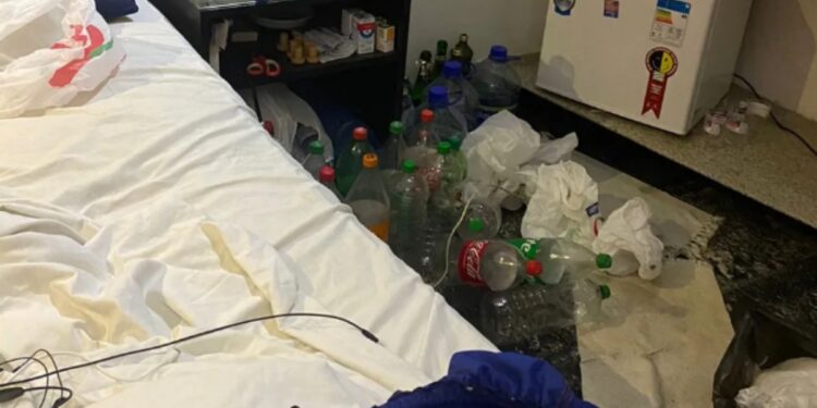 A idosa foi encontrada enrolada em um lençol. (Foto: Polícia Civil/Divulgação)
