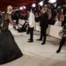 Lady Gaga ajuda fotógrafo que caiu no ‘tapete champanhe’ do Oscar 2023; assista