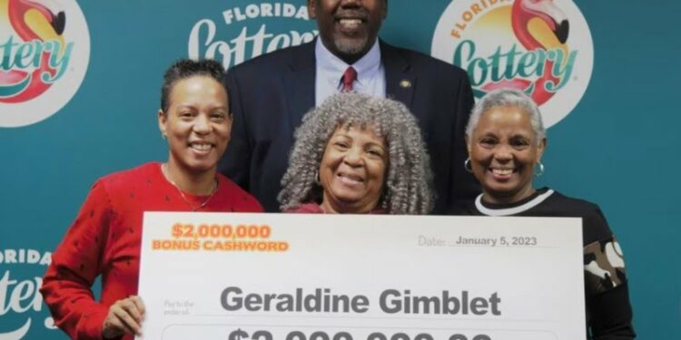 Geraldine Gimblet reivindicou seus ganhos na loteria ao lado de sua filha e neta (foto: Reprodução/ Twitter floridalottery)