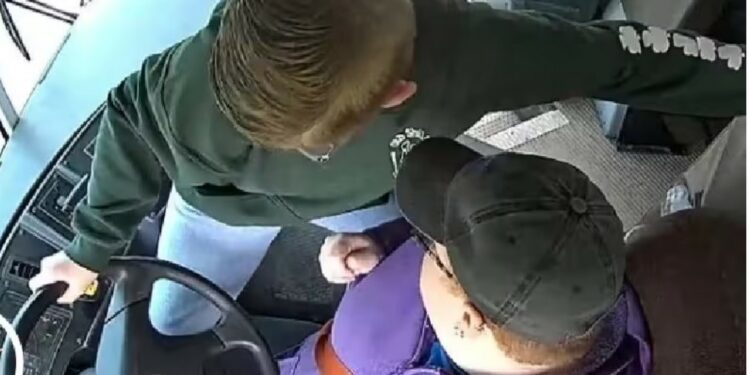 O momento em que o garoto assume a direção do ônibus na estrada e salva todos os colegas e a motorista, que passou mal - Foto: reprodução / SkyNews