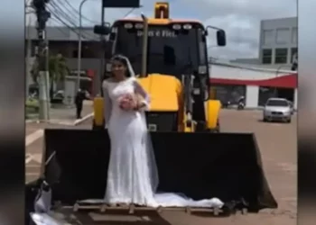Noiva surpreende e vai a casamento em retroescavadeira no Pará; assista