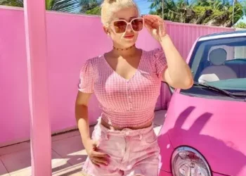 Um pedaço cor de rosa no Paraná: conheça a influencer que construiu até casa inspirada na Barbie