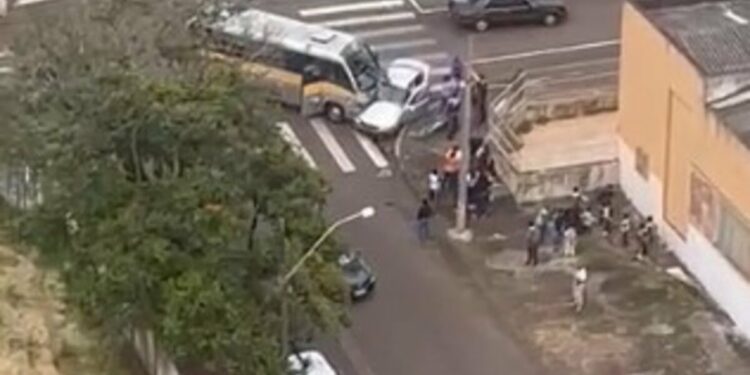 Carros colidiram em cruzamento de duas ruas em Arapongas - (Foto: redes sociais)