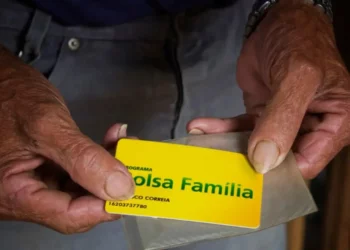 Governo bloqueia Bolsa Família de 1,2 milhão de pessoas que moram sozinhas; veja o que fazer