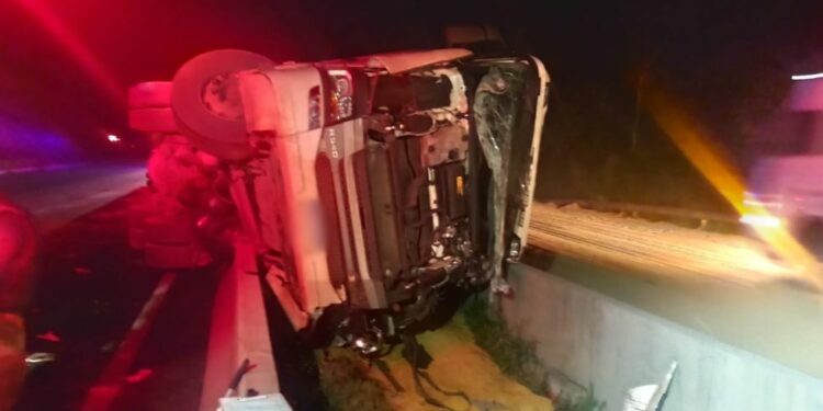 Veículo tombou na mureta central (Foto: Divulgação/ PRF)