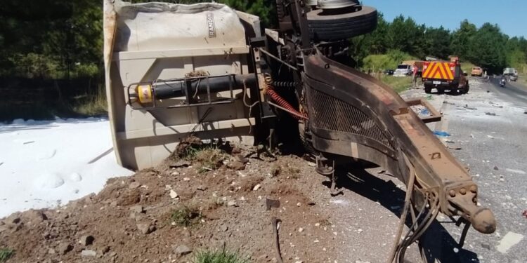 PRF trabalha no rescaldo da pista após vazamento de produto. (Foto: Divulgação / PRF)