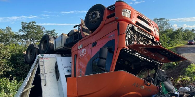 Foto: Veículo de carga ficou destruído (Foto: Rádio San FM)