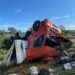 Paraná: Carreta carregada de frango capota na BR-163; condutora ficou ferida